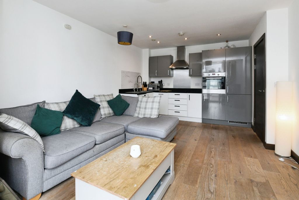 Property photo 1 of 13 Lounge