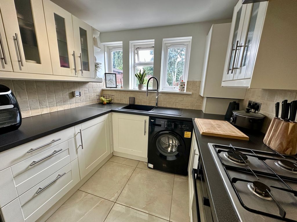 Property photo 3 of 12 Kitchen