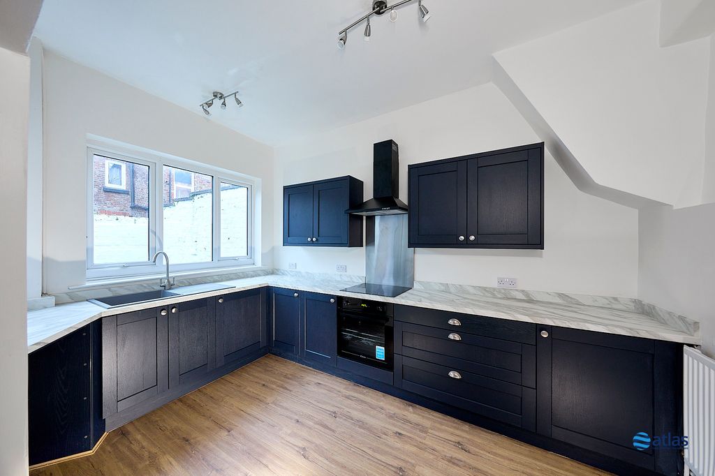 Property photo 2 of 17 Kitchen