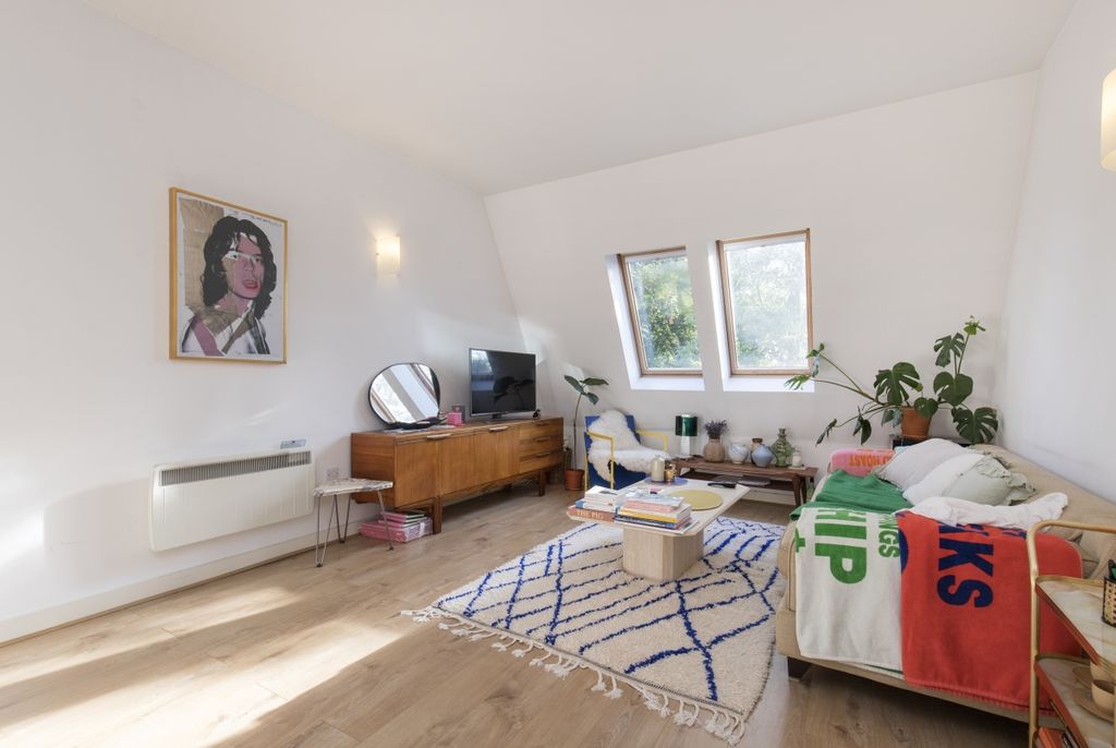 Property photo 1 of 13 Red Square, 3 Pia...