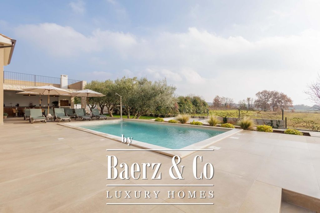 Property photo 2 of 35