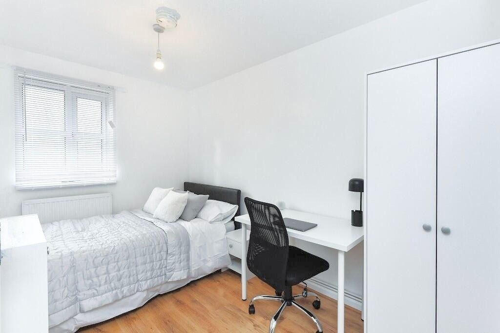 Property photo 1 of 10 Bright And Minimalist Single Bedroom Featuring A c...