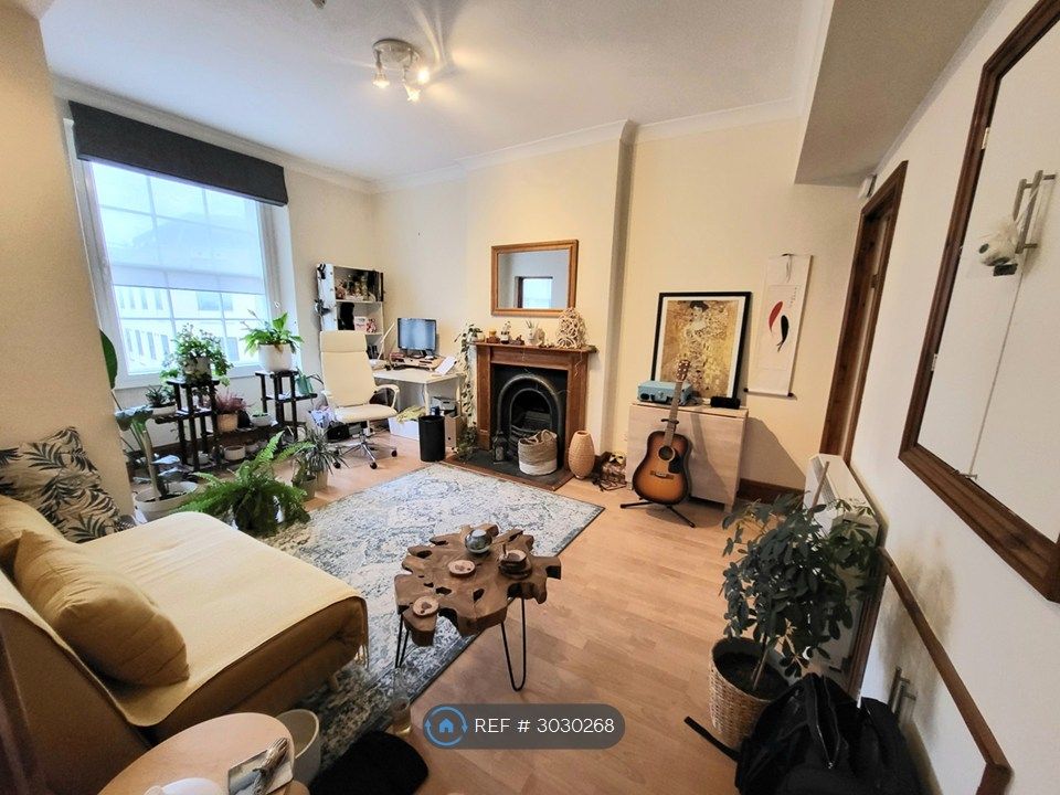 Property photo 1 of 4 Living Room