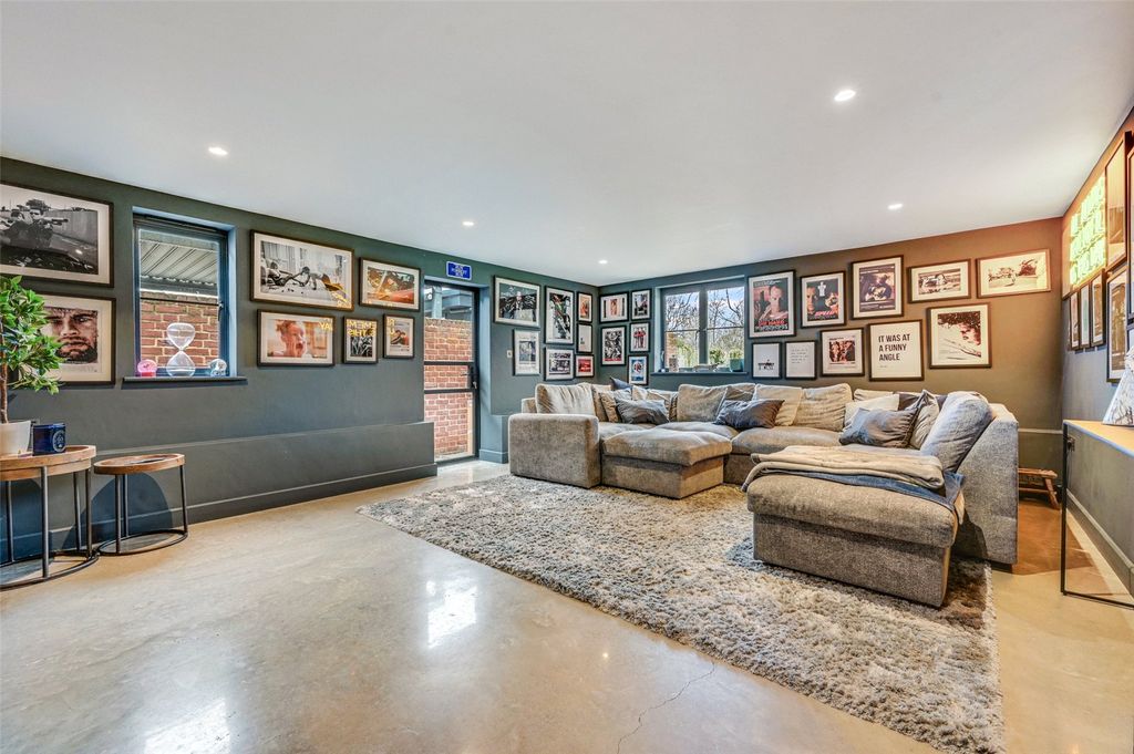 Property photo 3 of 20 Sitting Room