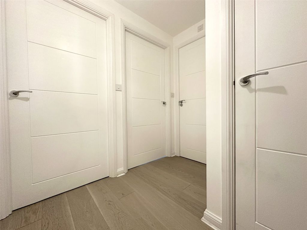 Property photo 2 of 18 Entrance Hall