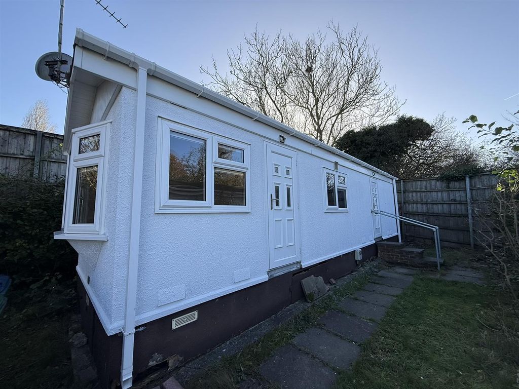 Property photo 1 of 7 Elstree Park