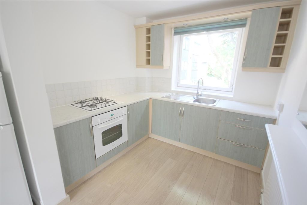 Property photo 3 of 10 Kitchen
