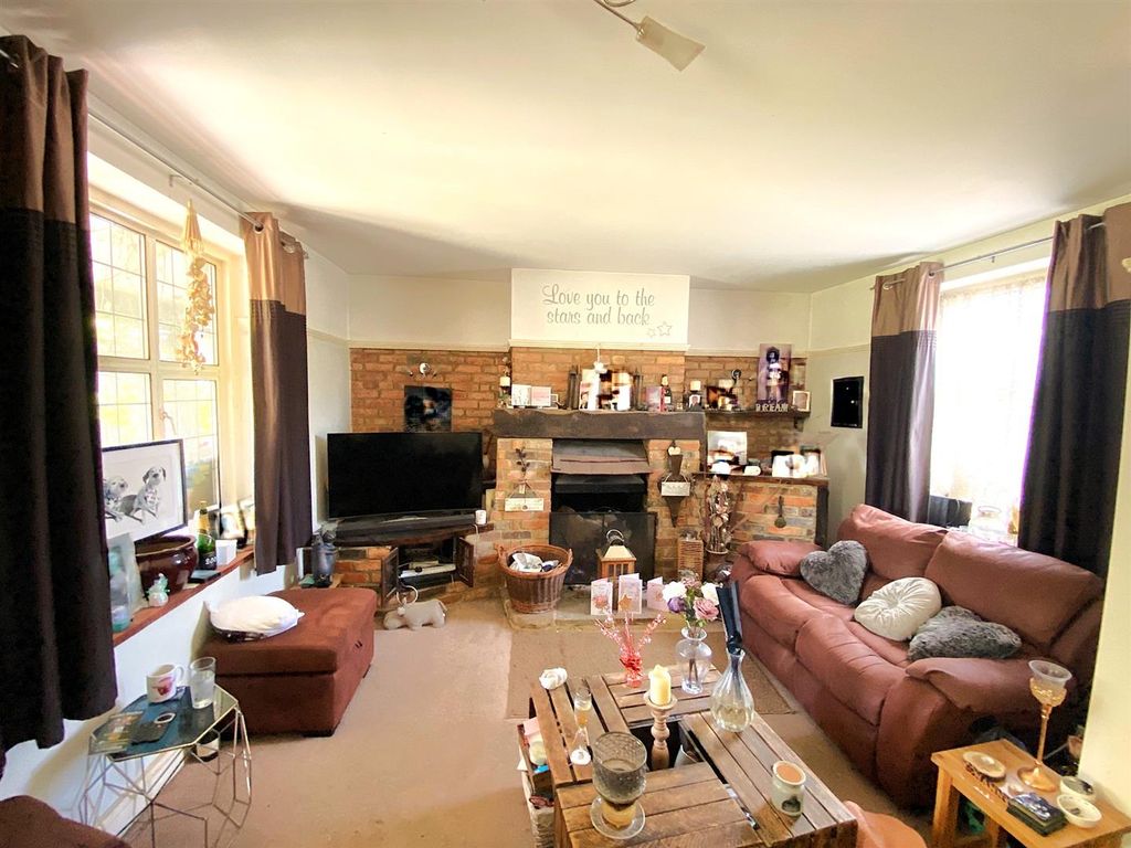 Property photo 3 of 9 23 Barnhorn Road - Lounge1.Jpg