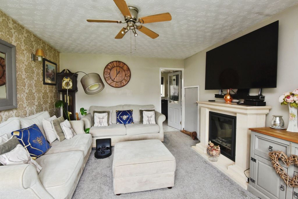 Property photo 2 of 15 Living Room