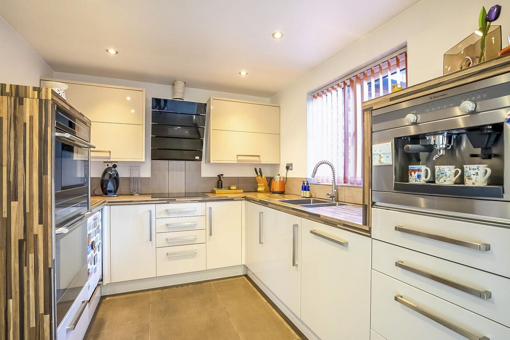 Property photo 3 of 18 Kitchen