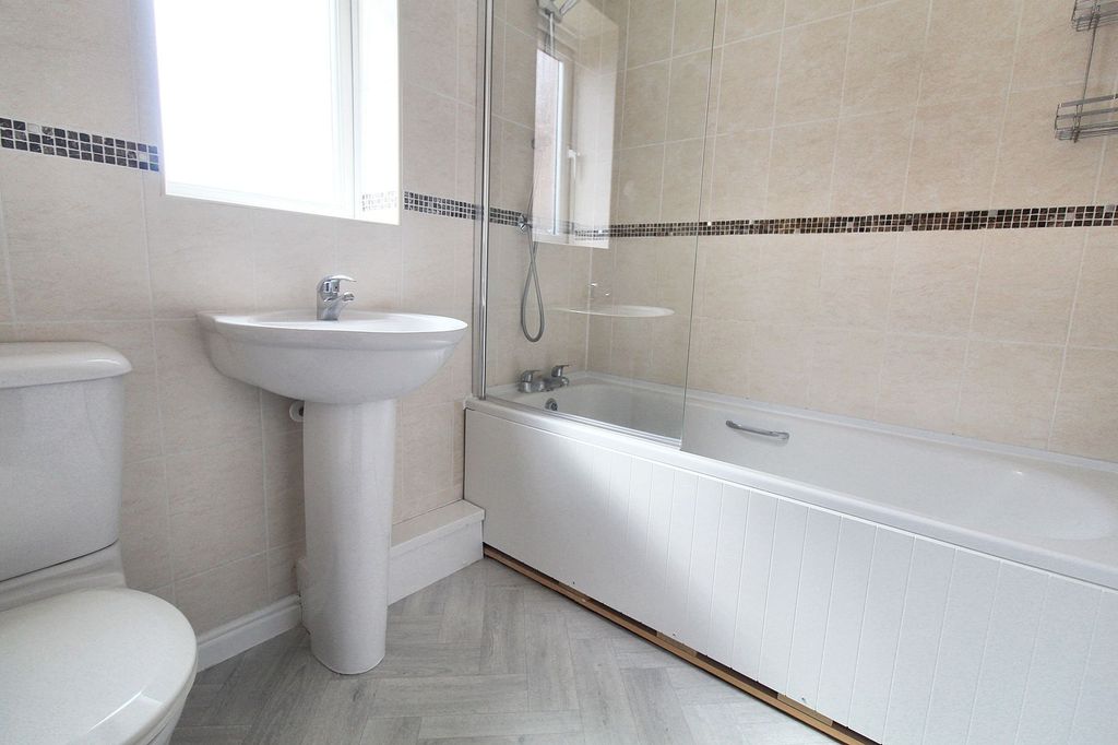 Property photo 3 of 10 Bathroom