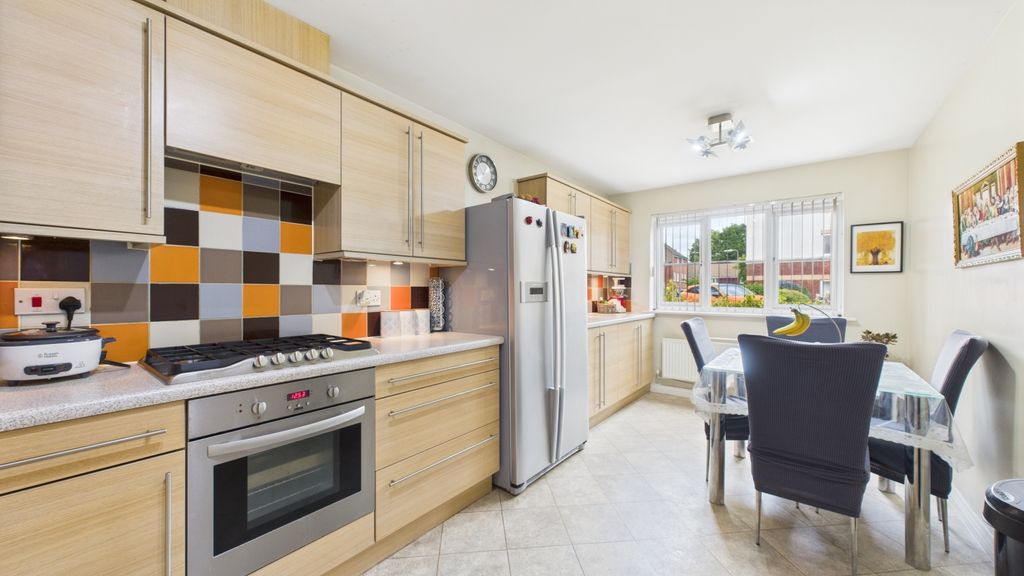 Property photo 3 of 11 Ewemove-Thomasroad-Kitchen1