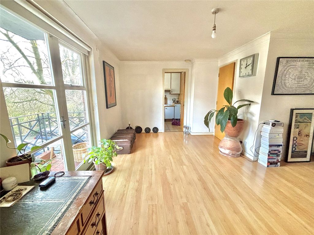 Property photo 2 of 11 Studio Room