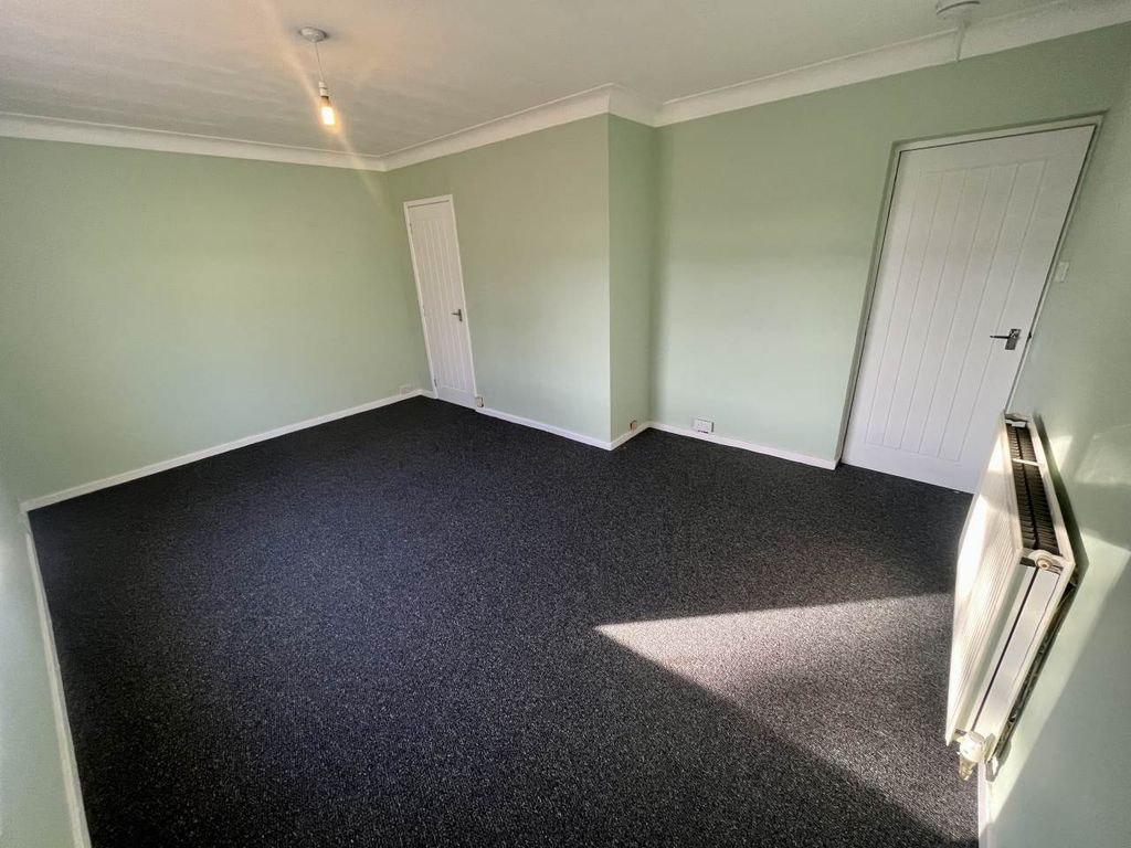 Property photo 3 of 8 Lounge 2