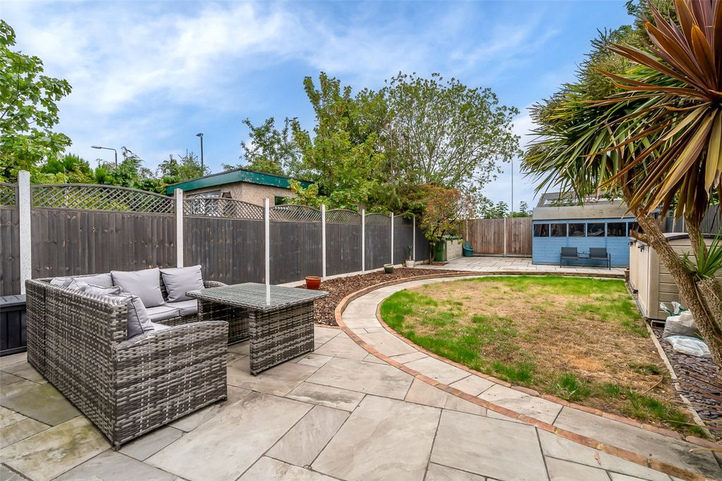 Property photo 2 of 18 Garden