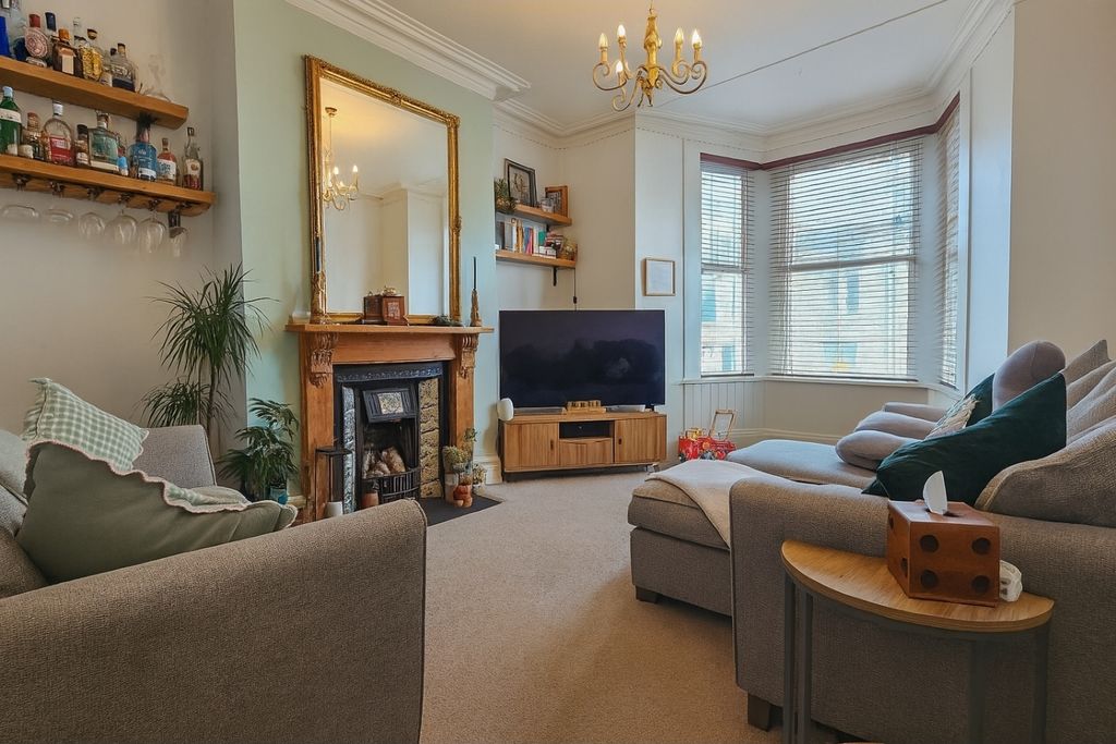 Property photo 2 of 16 Lounge