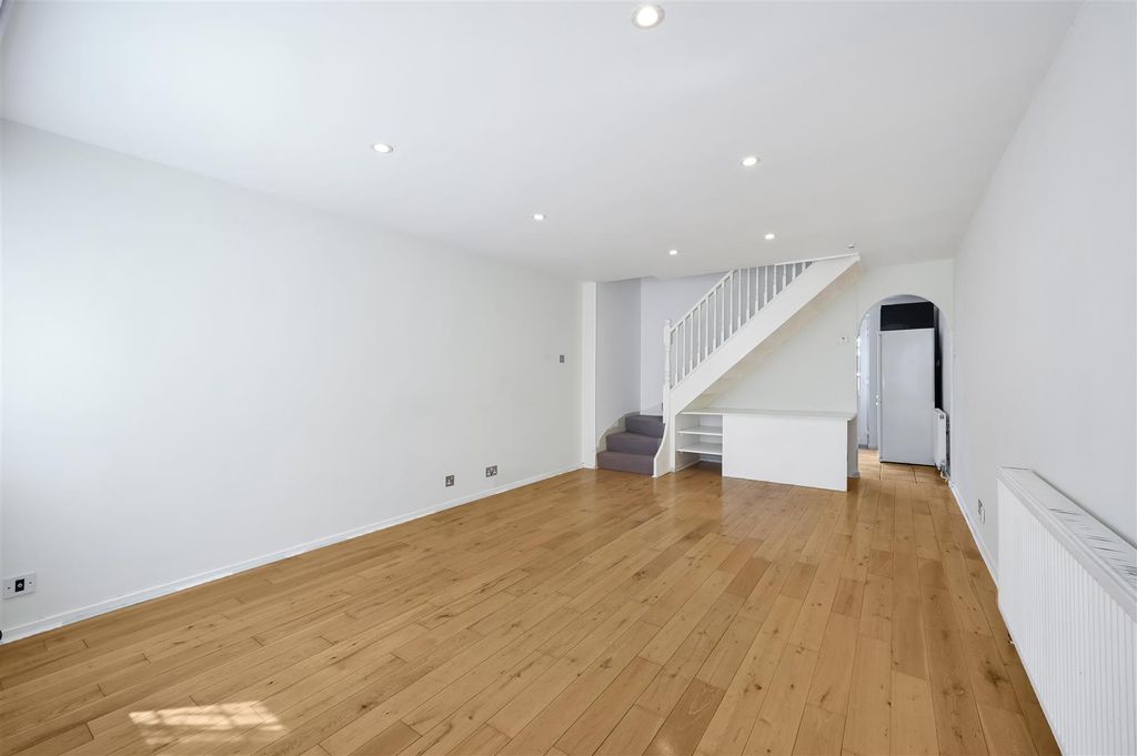 Property photo 3 of 14 Upper High Street, -3.Jpg