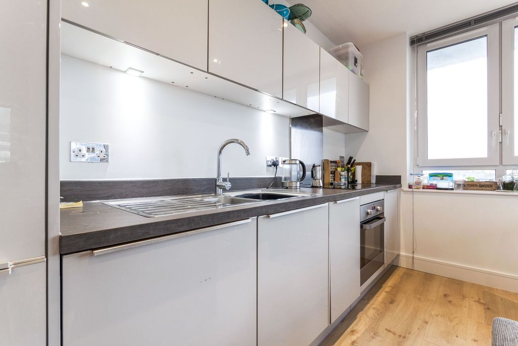 Property photo 2 of 8 57681A2F-4637-42B6-A