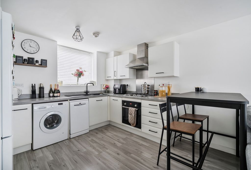 Property photo 3 of 13 1385013-12-692d7c...