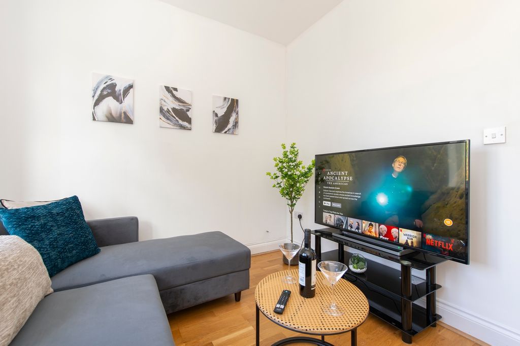 Property photo 2 of 11 A Stylish And Inviting Large Modern Living Room, P...