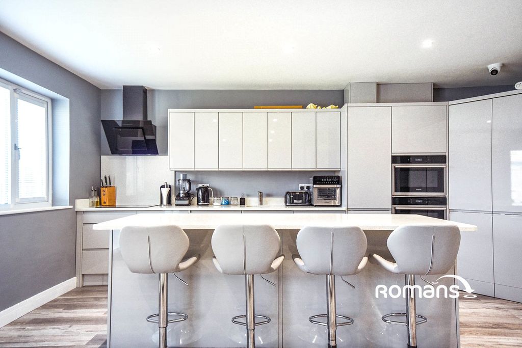 Property photo 3 of 10 Kitchen 3