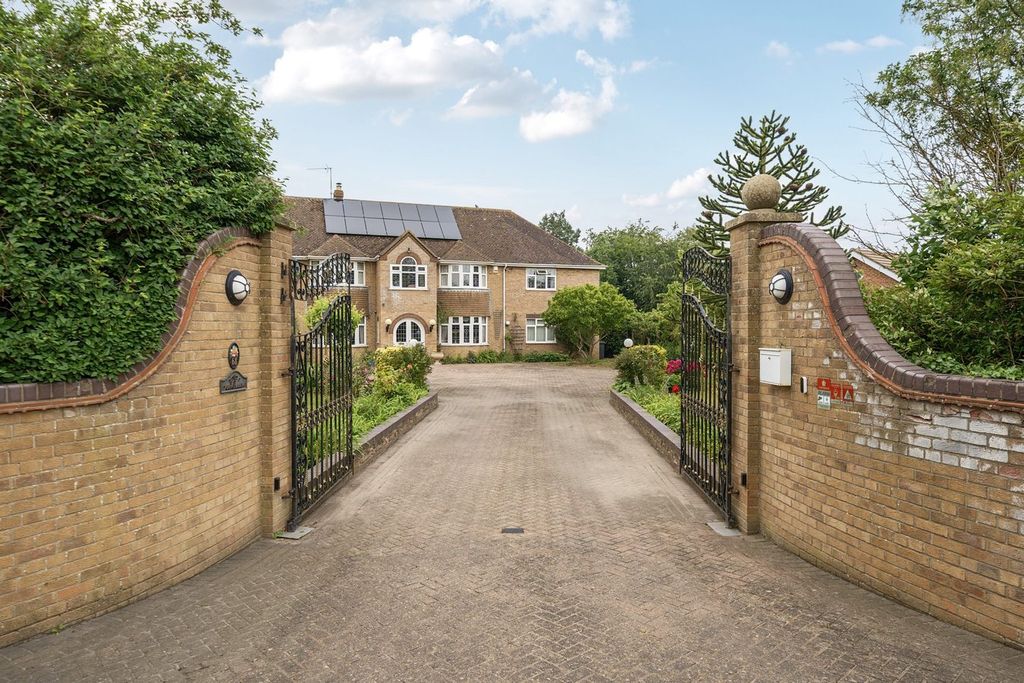 Property photo 2 of 31