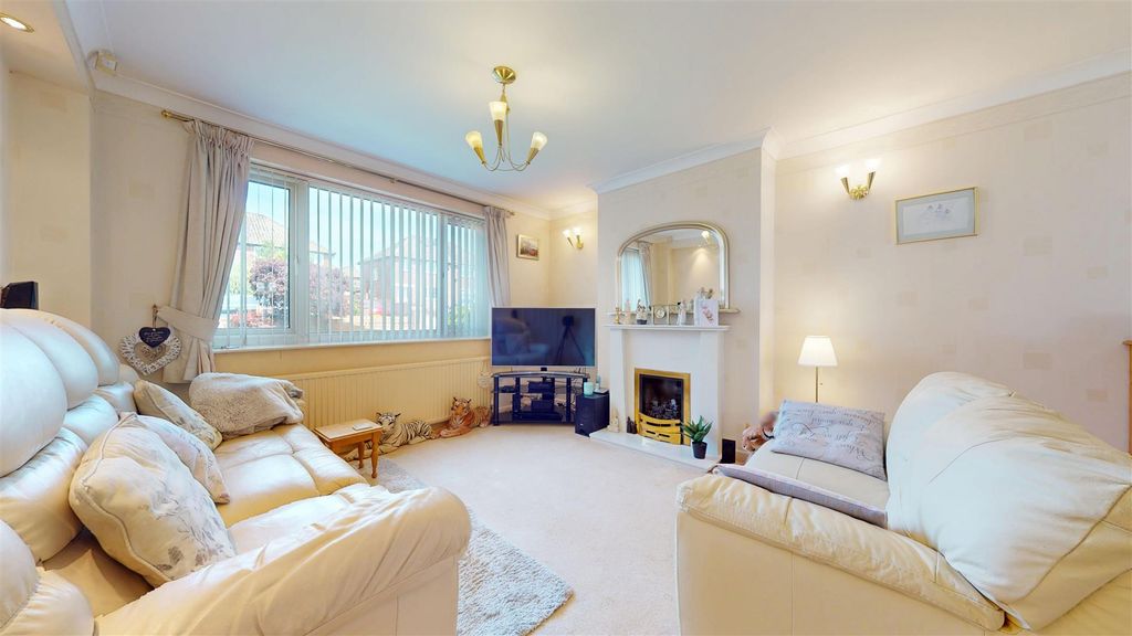 Property photo 2 of 28 Royden Crescent Reception Room
