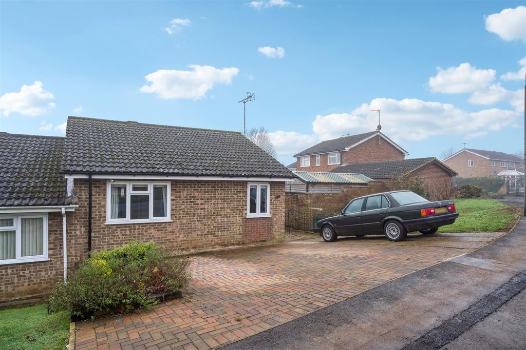 Property photo 1 of 17 Grasmere Way, Linslade