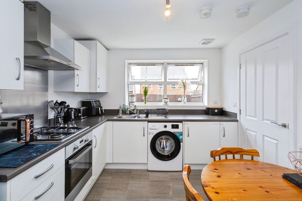 Property photo 3 of 18 Kitchen