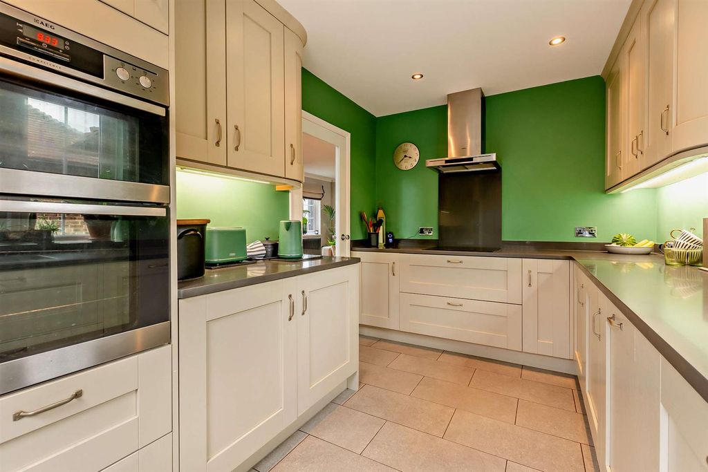 Property photo 3 of 20 Kitchen