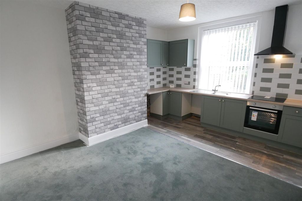 Property photo 2 of 8 Living Kitchen