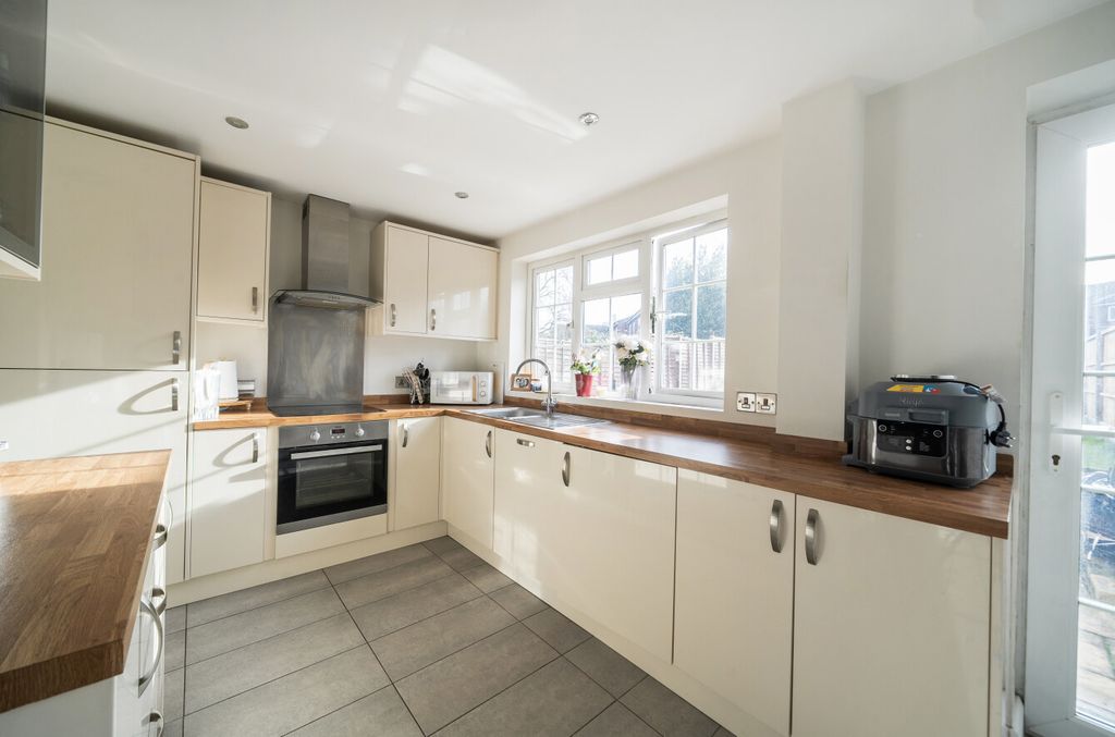 Property photo 2 of 18 1404713-8-697cd78...