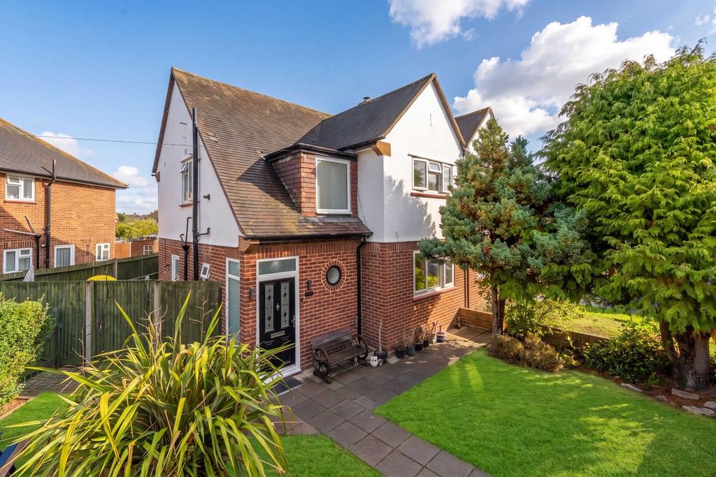 Property photo 1 of 21 132 Southville Crescent Feltham Tw14 8Aw-1.Jpg