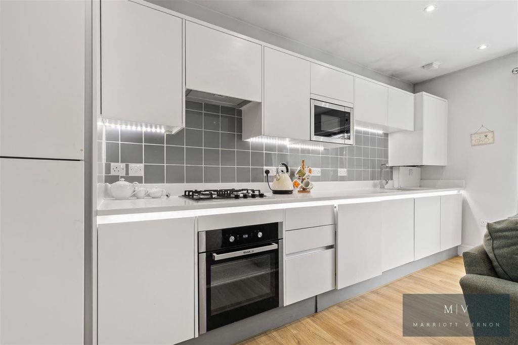 Property photo 3 of 16 Heronsgate Court F6 MV-10.Jpg