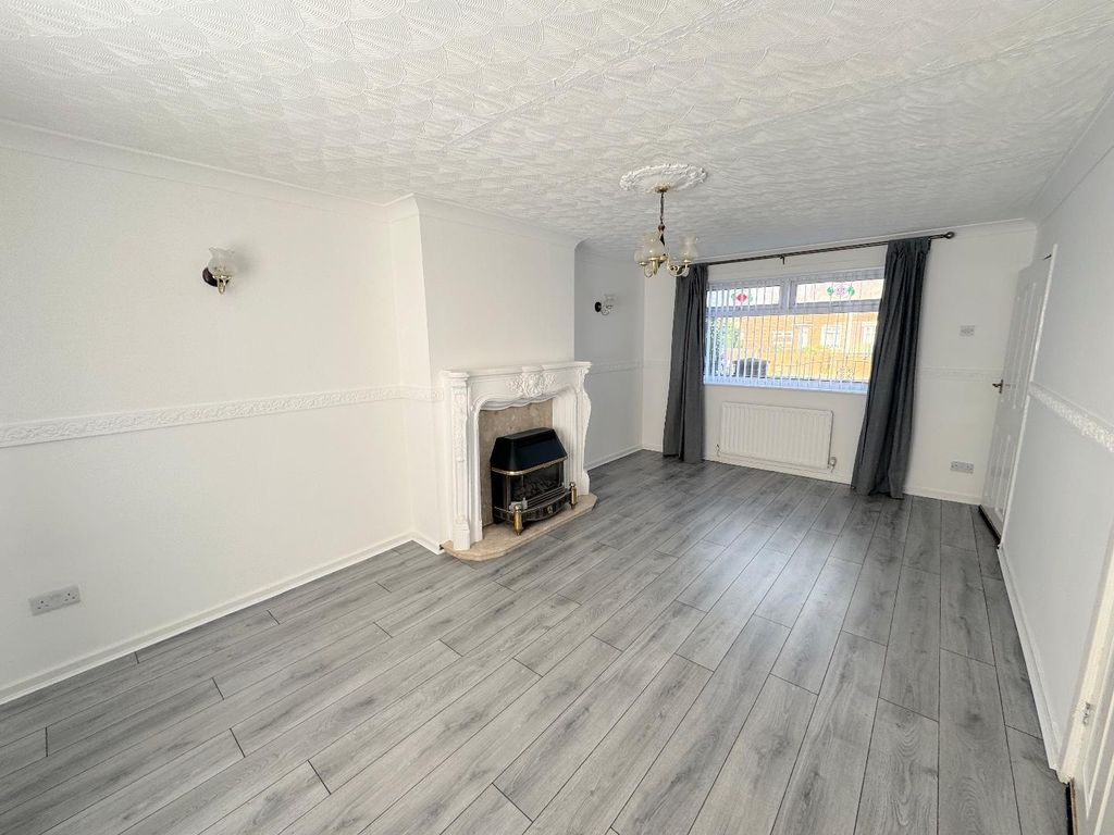 Property photo 3 of 11 Lounge