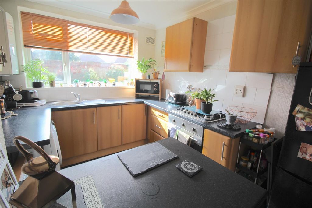 Property photo 2 of 7 Kitchen