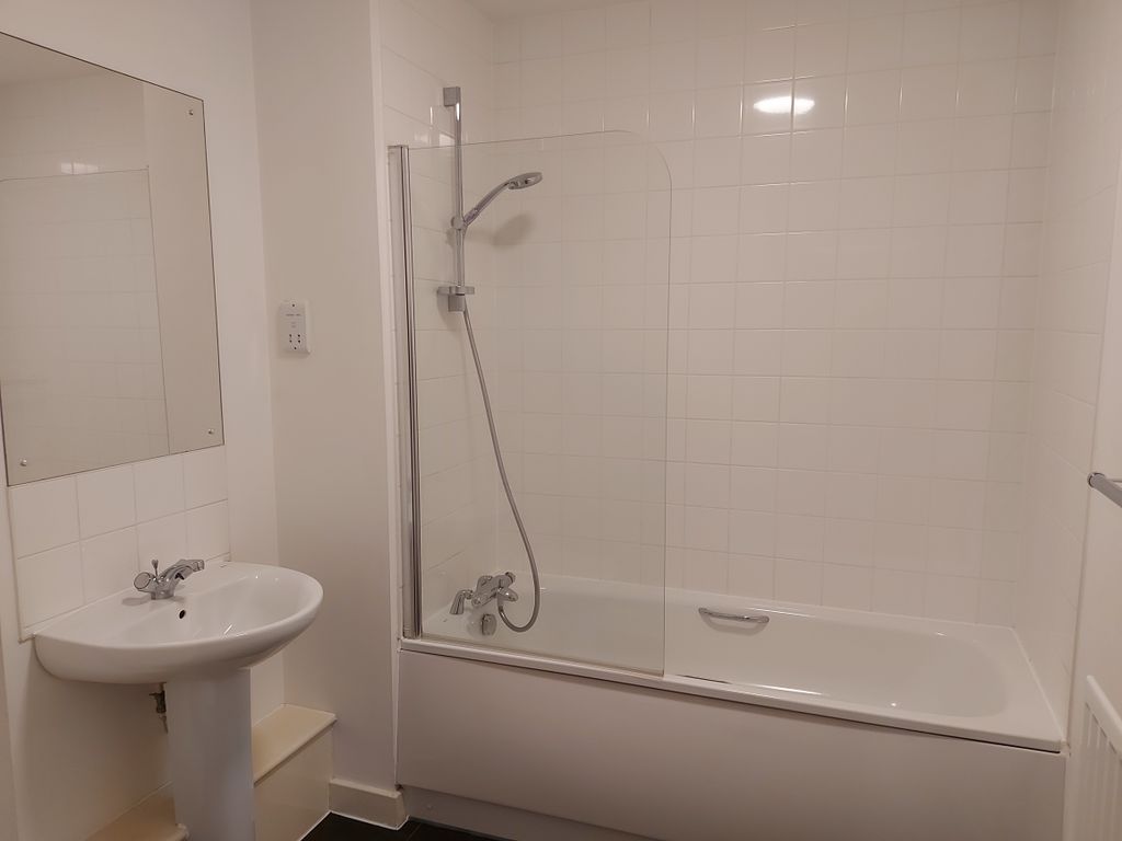 Property photo 2 of 9 Bathroom