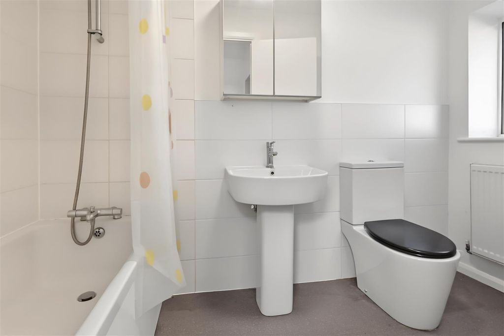Property photo 3 of 11 Bathroom