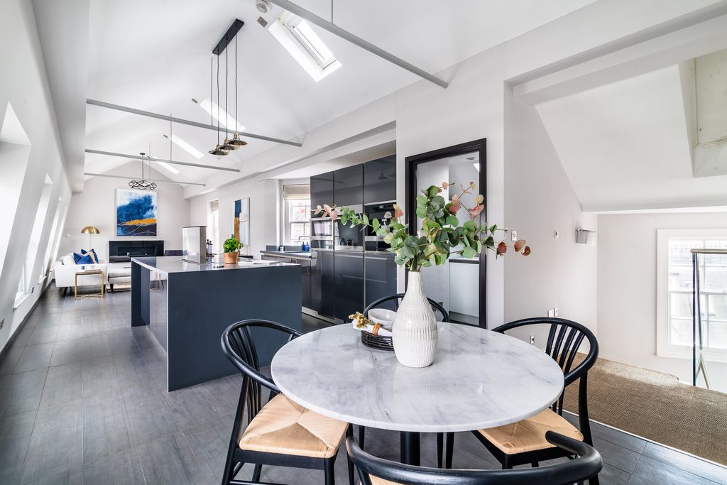 Property photo 1 of 26 Garrick_Street_WC2