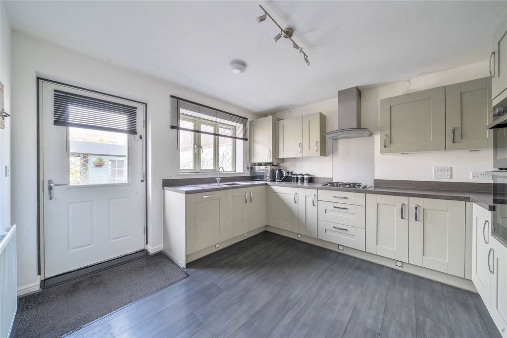 Property photo 3 of 17 Kitchen