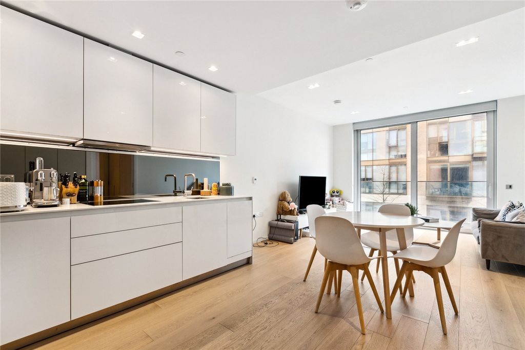 Property photo 3 of 16 Kitchen/Reception