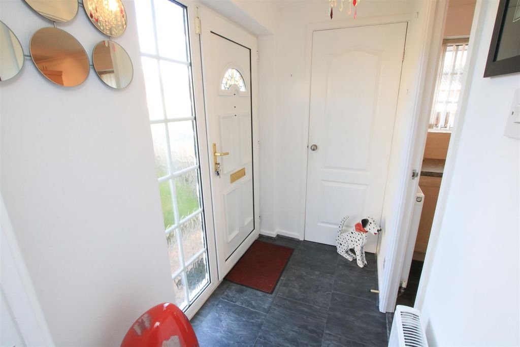 Property photo 3 of 14 Entrance Hall