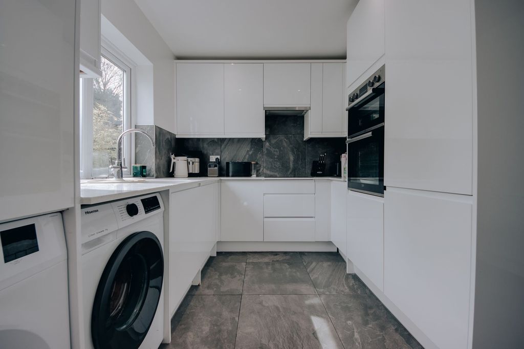 Property photo 3 of 11 Kitchen