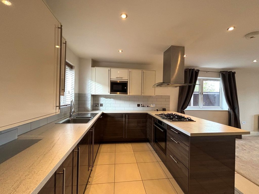 Property photo 3 of 10 Kitchen