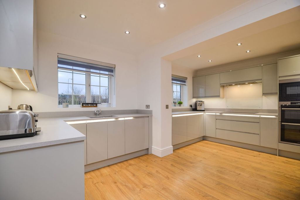 Property photo 2 of 39