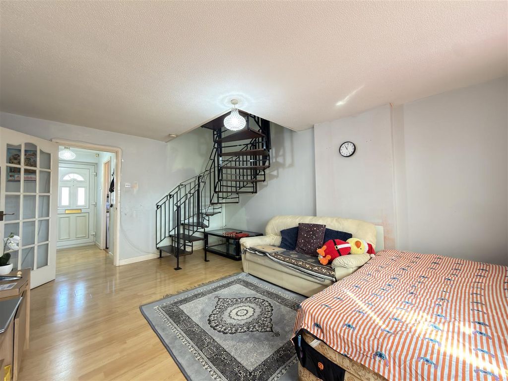 Property photo 2 of 10 Lounge