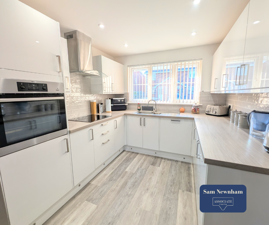 Property photo 3 of 14 Kitchen