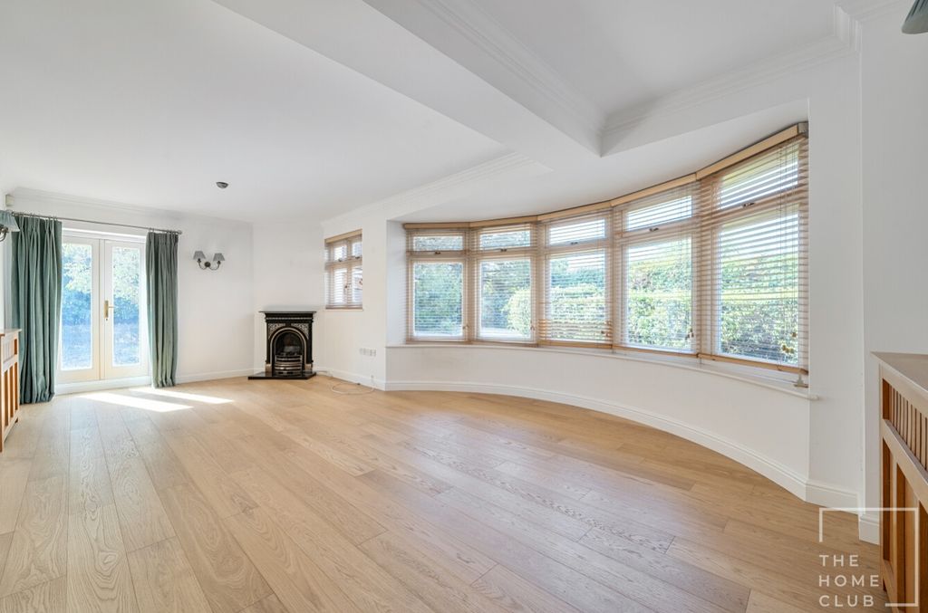 Property photo 3 of 12 17A8d245-4679-4A50-87B3-Ddc9B40Fa62B
