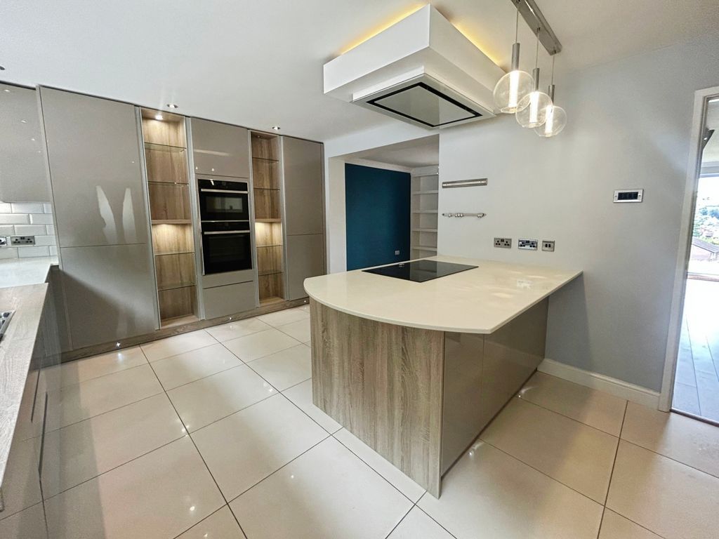 Property photo 3 of 19 Kitchen