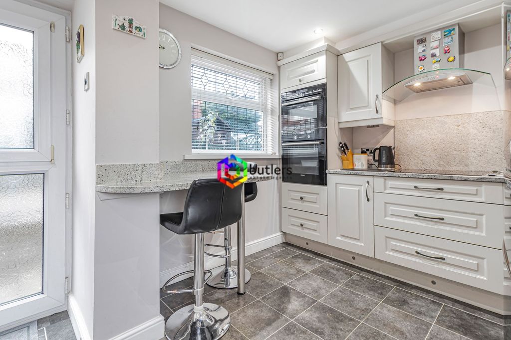 Property photo 3 of 23 Kitchen / Breakfast Room